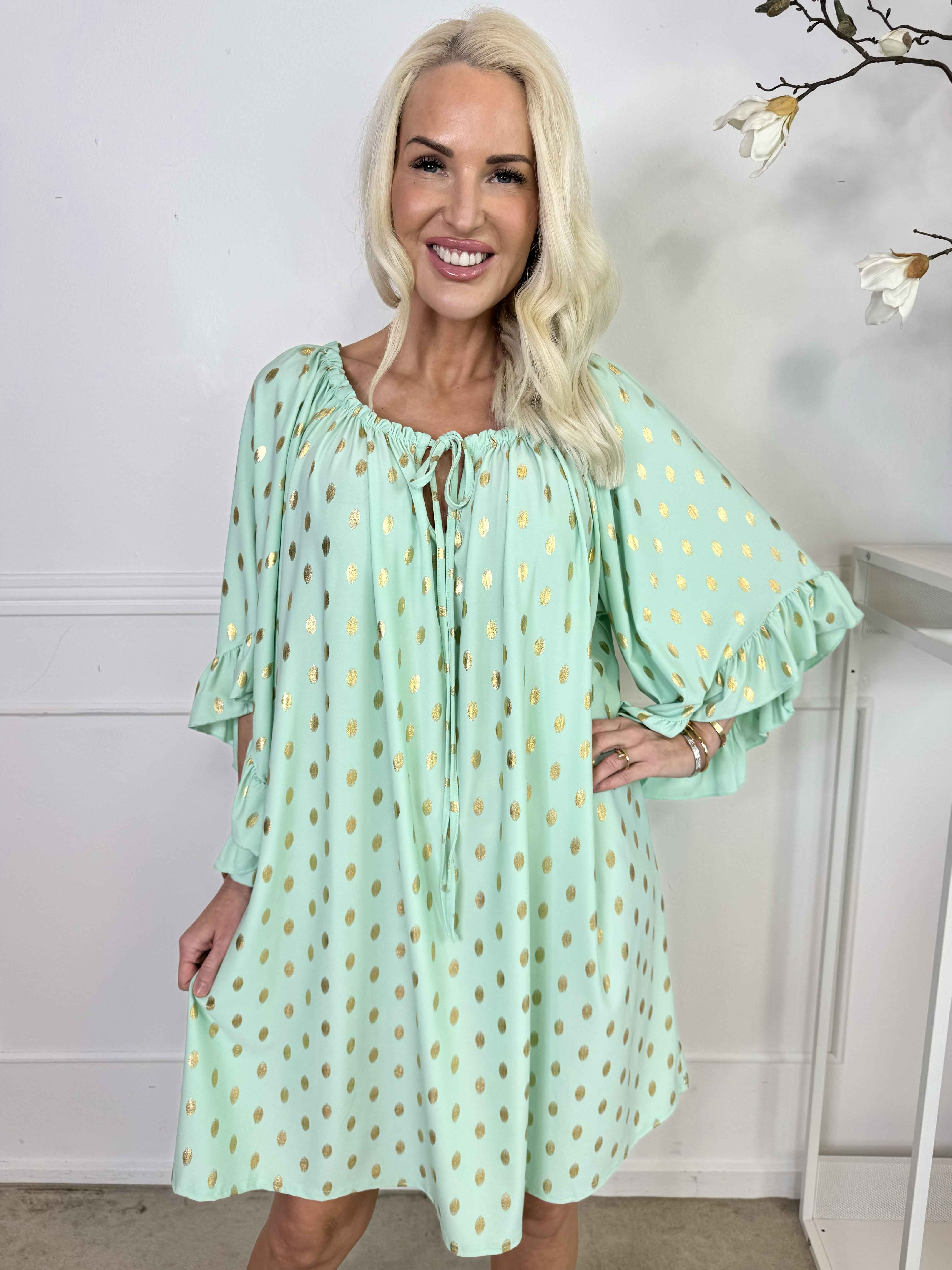 Yasma - Elastisk tunikaklänning med guldprickar och volangärmar